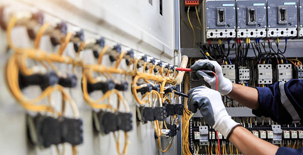 Professional Electrician technician working in Hattiesburg, MS